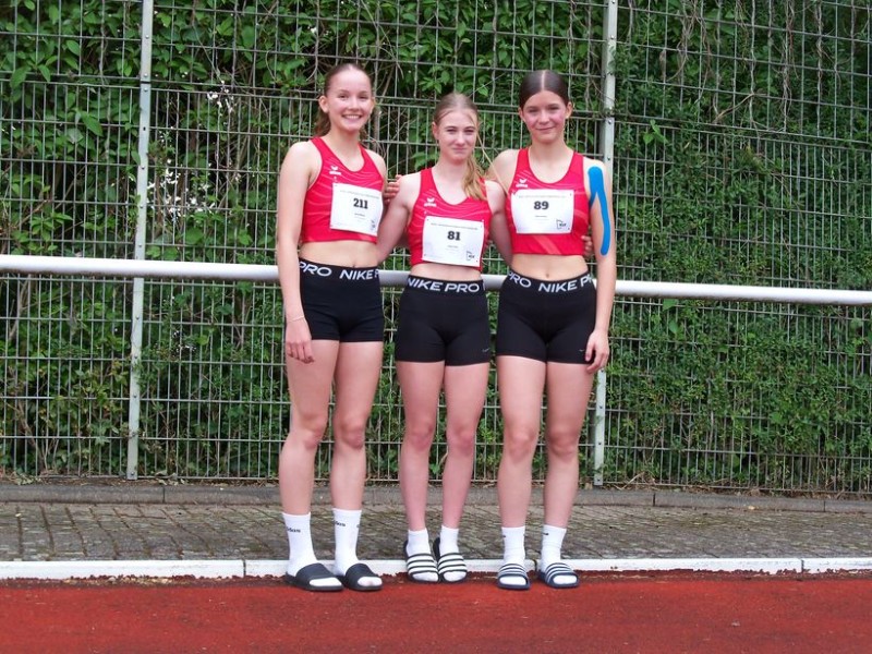 25.05.2025 Bez.meister Staffel 3x800m; v.li.: Rieke Wittich, Tamia Kett und Mina Kosch