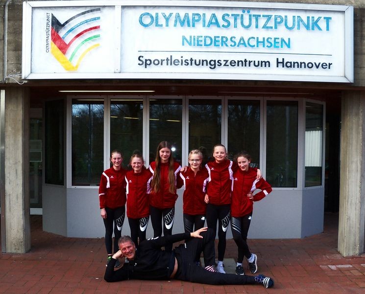 Tamia Kett, Lahja Dieckmann, Mina Kosch, Marit Hinck, Stine Wittich, Friederike Mildner mit dem Trauner Marcus Bieck März 2023