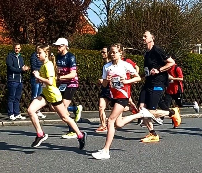 Schortenser Straßenlauf 23.04.2023: Rieke Wittich kurz nach dem Start