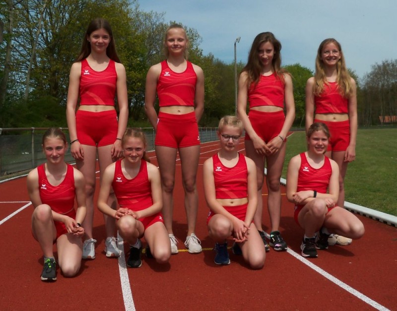 29.04.2023 Bahneröffnung TSV Wehdel: Hi.Reihe v.li: Mina Kosch, Stine Wittich, Friederike Mildner und Rieke Wittich V. Reihe v. li.: Tamia Kett, Lahja Diekmann, Marit Hinck und Pia Schloh