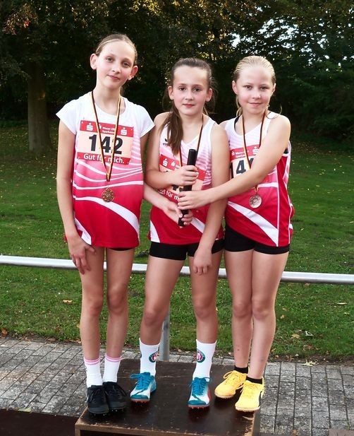 Landesbestenliste Platz 1 über 3x 800 Meter; v.l. Fine Lott, Ema Salkic und Josephine Herzog