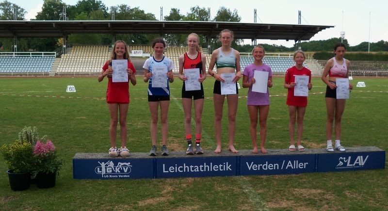 10.06.2023: Rieke Wittich (links) Landesmeisterin über 2000 Meter in Verden