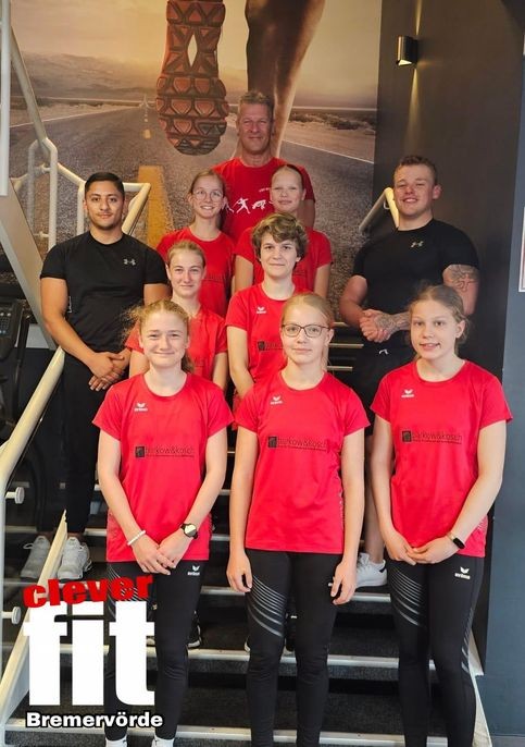 Trainer Marcus Bieck, Stine und Rieke Wittich, Lahja Diekmann, Tamia Kett, Marit Hinck, Thale Haxsen, Pia Schloh sowie die Fitnesstrainer Leon Jagolski und Nour Hamoud, Es fehlt: Mina Kosch