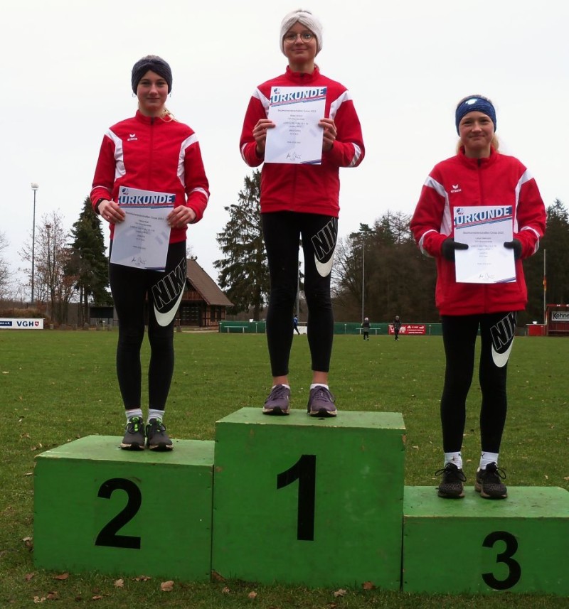 Bezirksmeisterin Rieke Wittich, die Zweitplazierte Tamia Kett und Lahja Diekmann